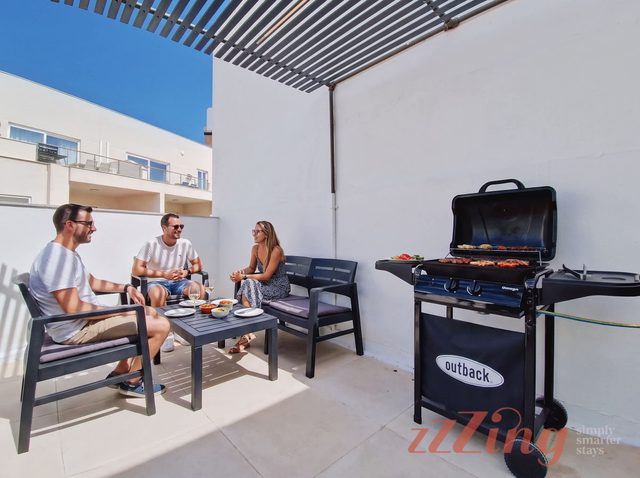 3BR Duplex with Rooftop BBQ in North of Malta