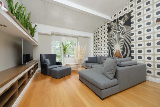 Spacious Apartment with Bathtub and Balcony in Warsaw by Noclegi Renters