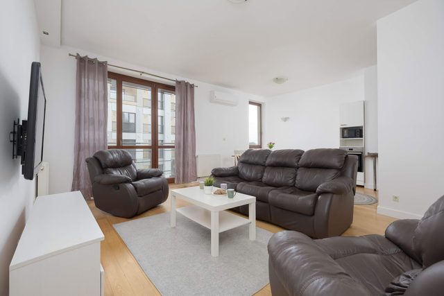 Air-Conditioned 3 Bedroom Apartment in Warsaw by Noclegi Renters