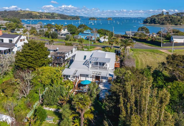 Shelly Beach Cottage – Sunny Coastal Stay