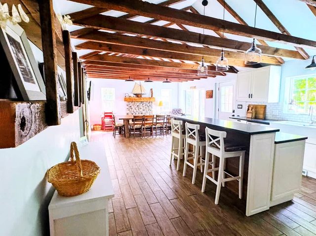 Curtis Farmhouse • Lake MI/Pier Cove • Sleeps 14 — Fennville, MI