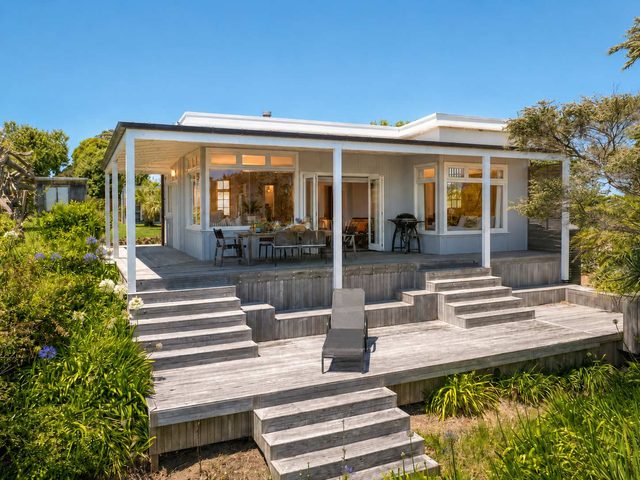 Pat's Bach - Elevated Bay Views Over Little Oneroa