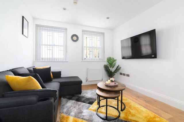Stylish Brick Lane Apartment with Balcony Sleeps 4
