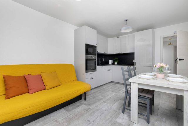 Spacious Apartment with Balcony and Desk | Bathtub