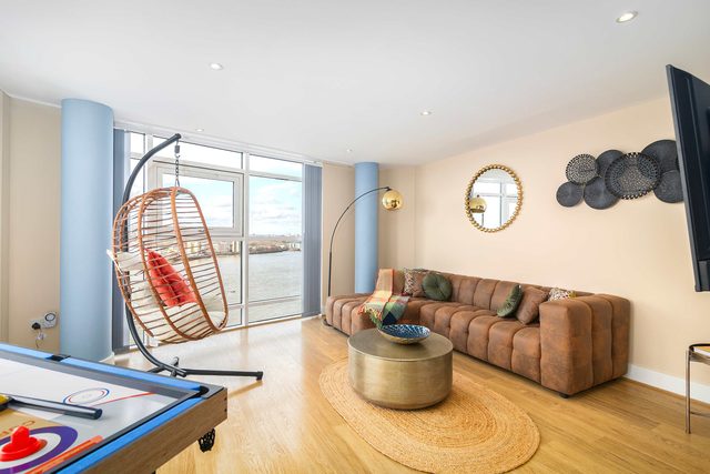 Stunning Thames View 2BR Apartment 2 Baths 2 Balconies Sleeps 6