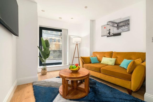 3 BR House 2 Living Rooms 2 Bathrooms and Balcony near Brick Lane London — London, England