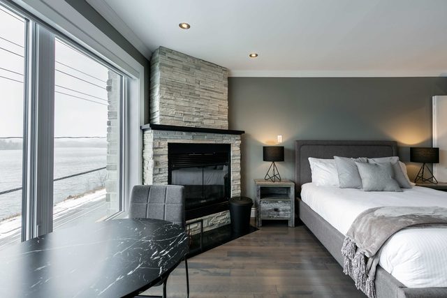 Loft 3- Sleeps 3 ( Double bed and sofa lit) Lakeside vies- Private hot tub & wood-burning fireplace. — Sainte-Agathe-des-Monts, Quebec