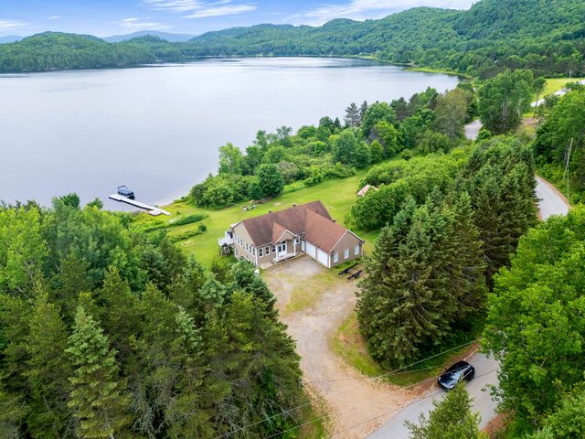Le Repos de L'Ours | Waterfront Chalet with Private Dock — Notre-Dame-de-Pontmain, Quebec