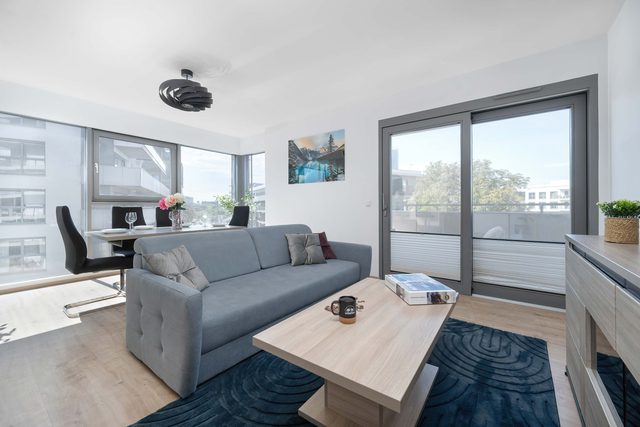 Spacious Apartment with Balcony | 2 Bedrooms | Desk