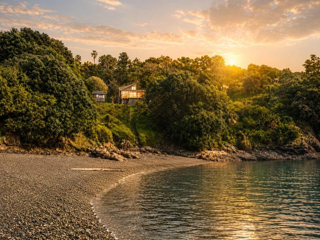 Shoreline Secrets on Oneroa Direct beach access — Waiheke Island, Auckland