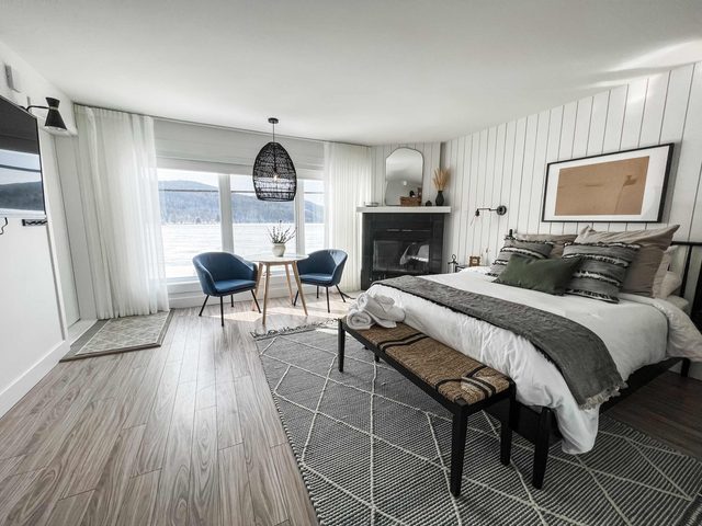 Loft 1- Lake view - Private Hot Tub & Wood fireplace — Sainte-Agathe-des-Monts, Quebec