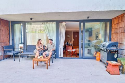 HOM Lakefront Apartment w/ Pool & Private Parking