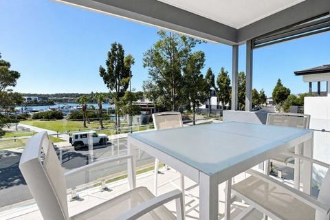 Waterview Hope Island House