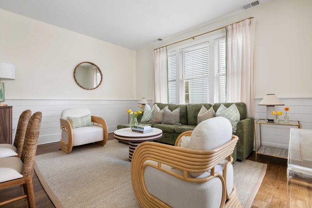 Spacious 4bd w. Balconies, Heart of Downtown!