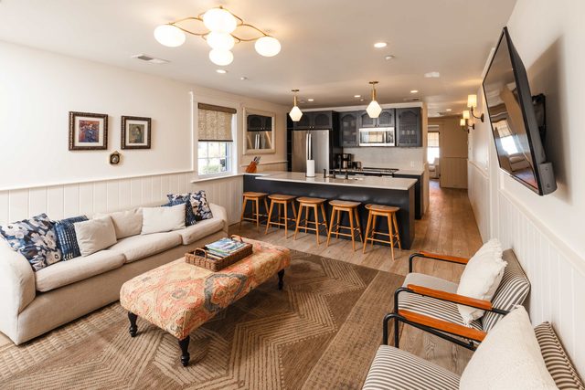 Downtown 4bd house w. Game Room + Large Kitchen!