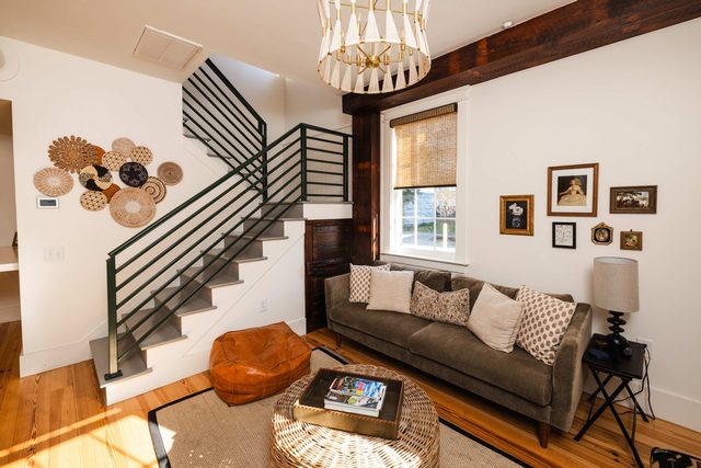 Charming, Cozy 4bd + 4ba Retreat, Steps to King!