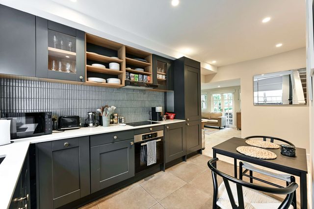 Elegant St Johns Wood Mews-King Bed & Workspace