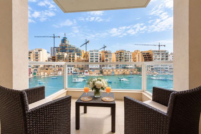 Bright 2BR Flat in St. Julian's - Balcony & Views