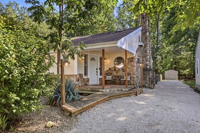 3BR Near GOTL Strip - Sleeps 8 + Fenced Yard