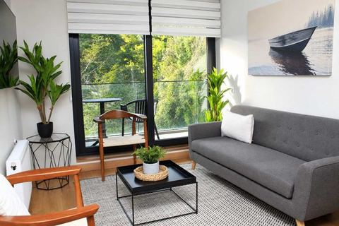HOM 1-bed facing the lake · Heated pool, parking