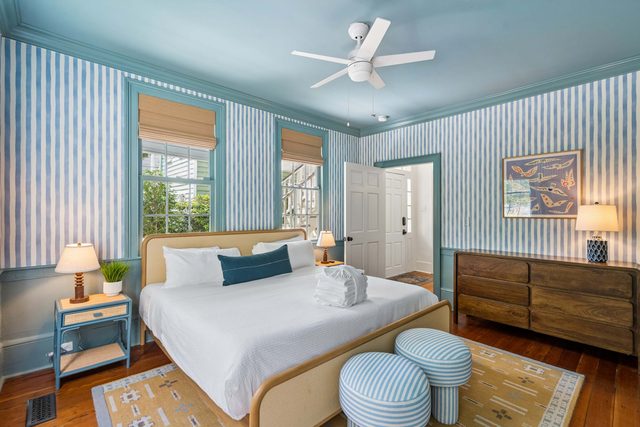 Chic 2bd Suite w/ Parking, Walk to King!