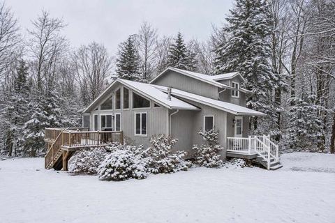 Lakefront 3-BR Retreat in the Berkshires