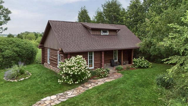 Demilune Lodge - Serene cabin with hot tub — Milford, Ontario