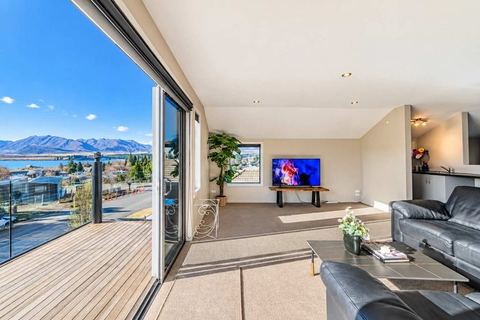 Crystal Waters | Lake Tekapo Views | Sleeps 6
