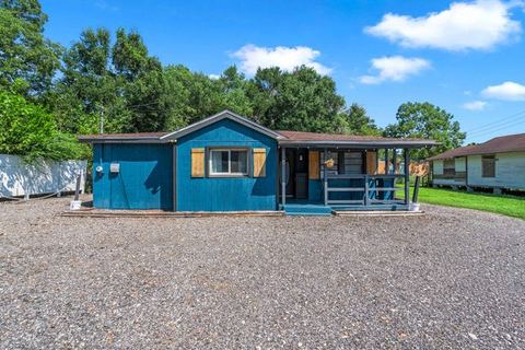 Blue cottage w/pet-friendly yard & WiFi — Pensacola, FL