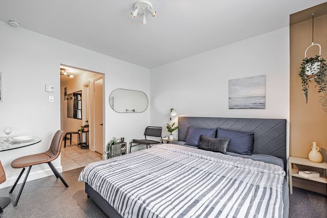 KING Sun-kissed Suite on St- Denis — Montreal, Quebec