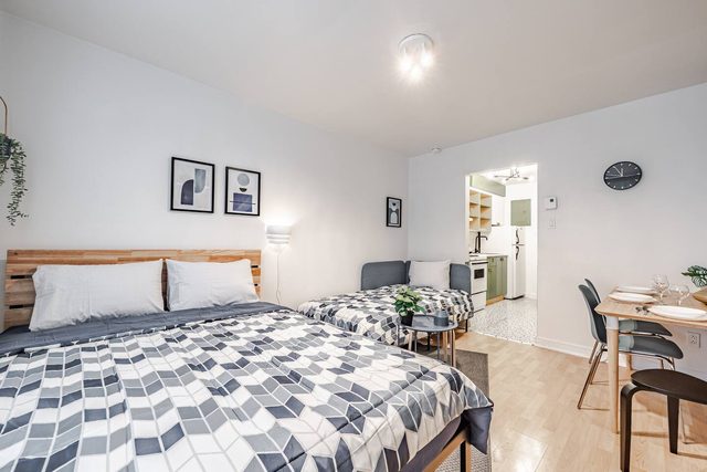 Chic Plateau Studio w/ Balcony