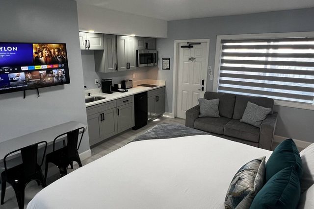 2 BR Suite Upscale Beachside Boutique Hotel — Daytona Beach, FL