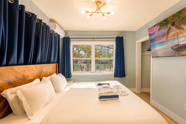 3 min to beach ~ pool ~ free parking