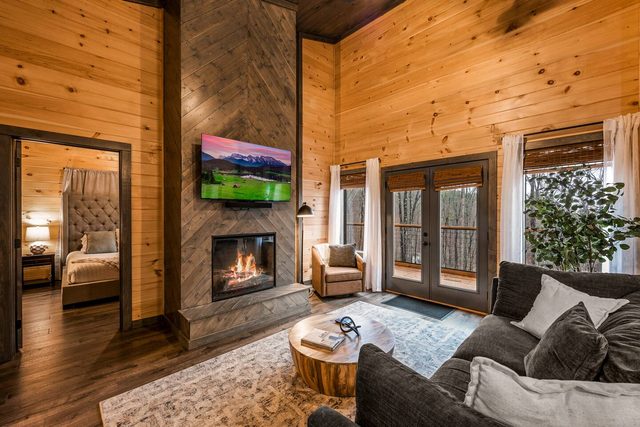 Couples cabin, hot tub, 12 min to Gatlinburg