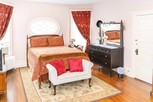 Victorian Charm Inn: The Mandeville Room - 2nd Flr