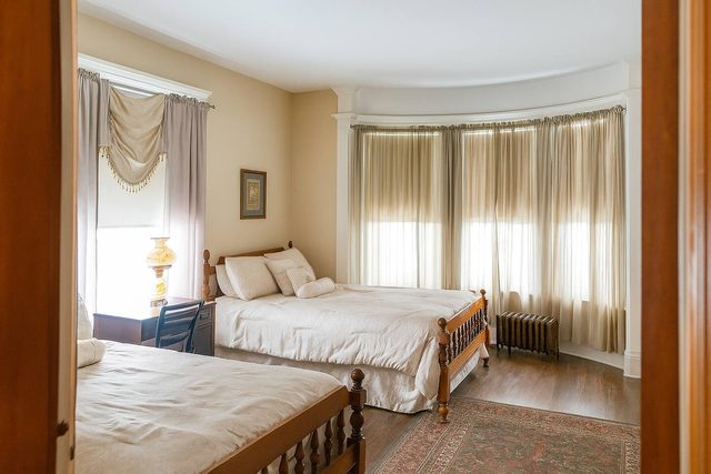 Victorian Charm Inn: The Alice Room - Second Floor