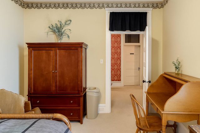 Victorian Charm Inn: The Ruthie Room - 3rd Flr