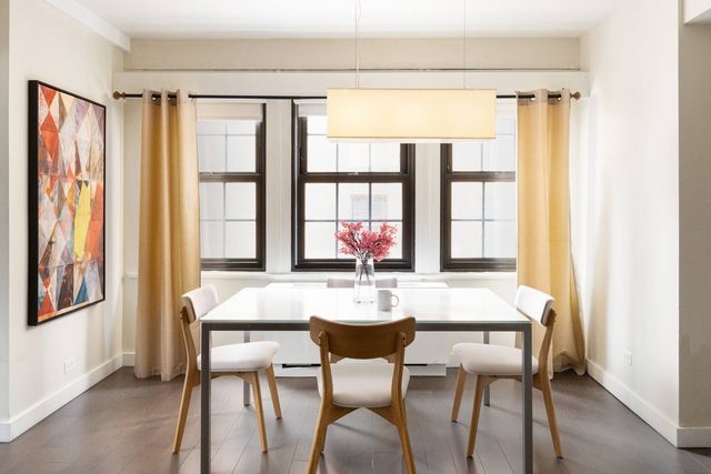 Large Midtown 1BD w/ doorman, gym nr Central Park — New York, NY