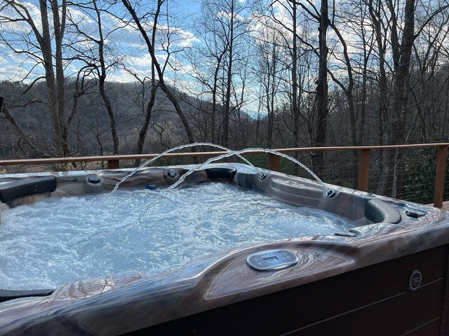 Wonderful cabin tucked in the woods /w Hot tub — Mountain City, TN