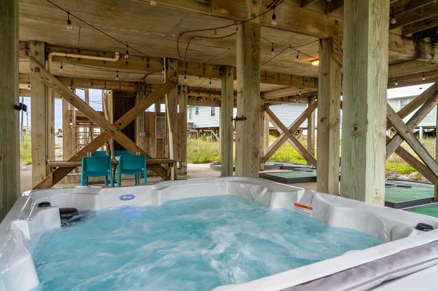 Gulf View bungalow with Hot Tub and Mini Golf — Gulf Shores, AL