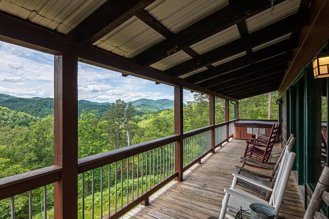 Stunning View Retreat: 3 BR, Hot Tub, Fire Pit