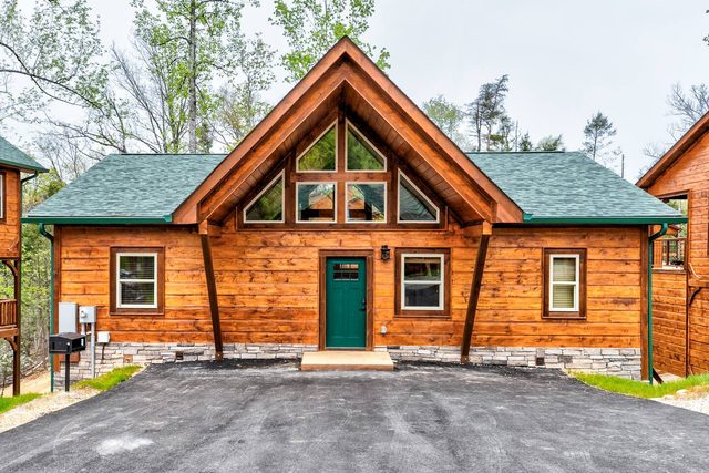 Luxury Family Escape:Hot Tub, Fire Pit, Bear Views — Gatlinburg, TN
