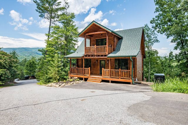 Fun Family Escape: Hot Tub, Pool, Near Town
