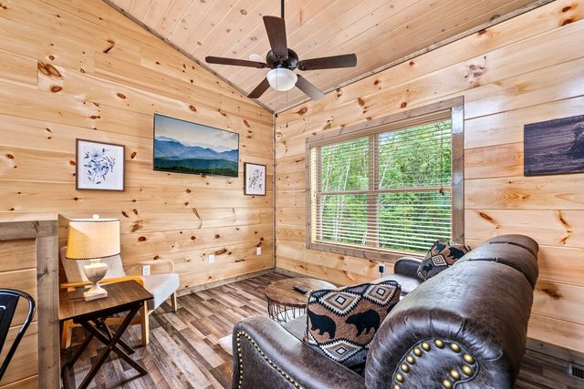 NEW, 2 bed, Dollywod & PF Cabin!
