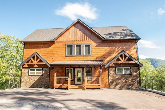 Large Lux Cabin-Pool Community-3600sq ft-Parking — Pigeon Forge, TN