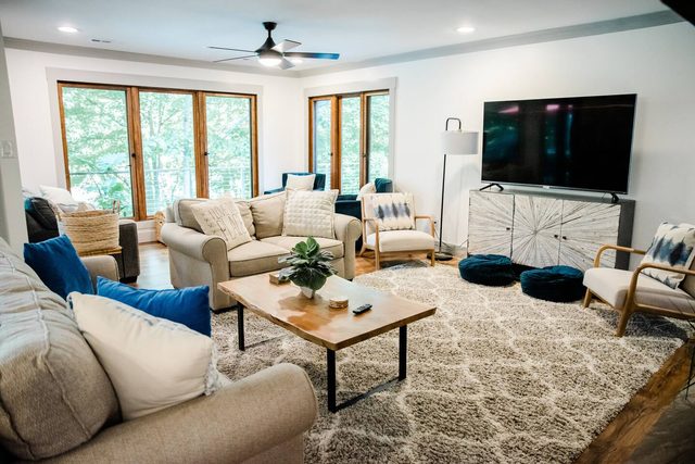 Lakeside Luxury: Spacious 6-Bdrm Lodge with Dock — Caryville, TN