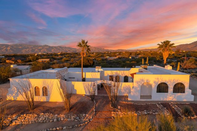 Mega villa heated pool 3 hot tubs & casita