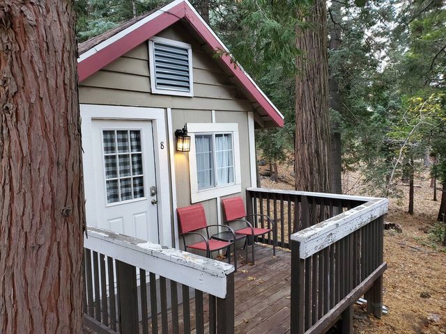 • Whistling Woods Cabin at The Twin Peaks Lodge •