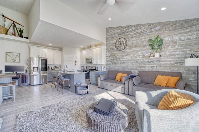Jolly Rancher Suite | King Bed | Fenced Yard
