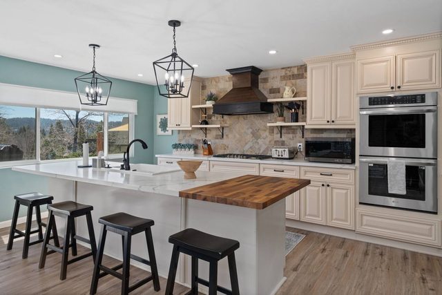 Family Fun Getaway, Themed Rooms, Games & Hot Tub